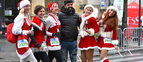 Рождественский забег Дедов Морозов в Вильнюсе - Sputnik Литва
