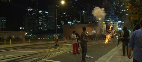 Дымовые шашки против слезоточивого газа: протест в Шарлотте продолжается - Sputnik Литва