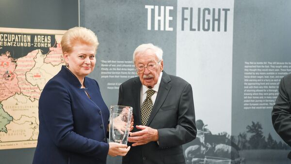 Даля Грибаускайте получает премию Человек года в Музее литовской культуры в Нью-Йорке - Sputnik Литва