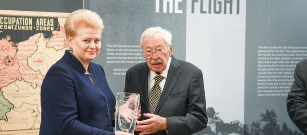 Даля Грибаускайте получает премию Человек года в Музее литовской культуры в Нью-Йорке Даля Грибаускайте получает премию Человек года в Музее литовской культуры в Нью-Йорке - Sputnik Литва