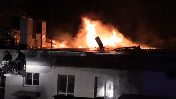 Спасатели МЧС тушили крупный пожар на складе в Москве. Кадры с места ЧП - Sputnik Lietuva