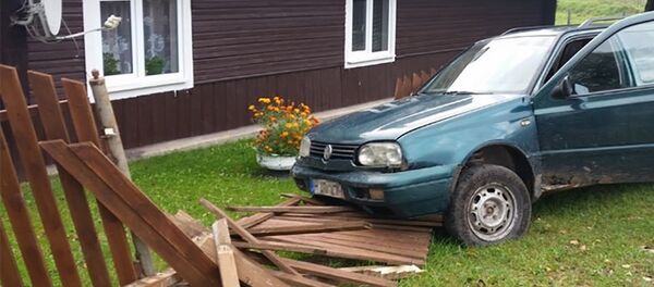 Контрабандист выпрыгнул на ходу из машины, которая переехала ежей Контрабандист выпрыгнул на ходу из машины, которая переехала ежей - Sputnik Литва