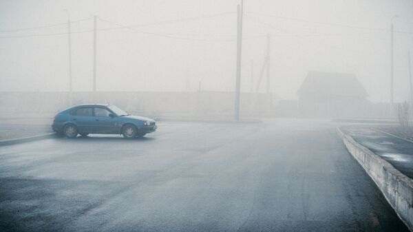 Машина в тумане, архивное фото - Sputnik Lietuva