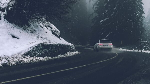 Зимняя дорога, туман, архивное фото - Sputnik Lietuva