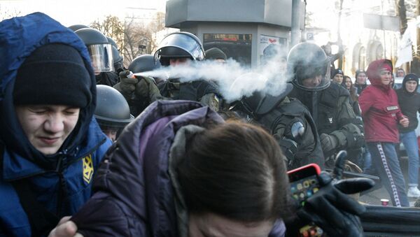 Сотрудники полиции используют слезоточивый газ против участников акции протеста против земельной реформы возле здания Верховной рады в Киеве, 17 декабря 2019 - Sputnik Lietuva