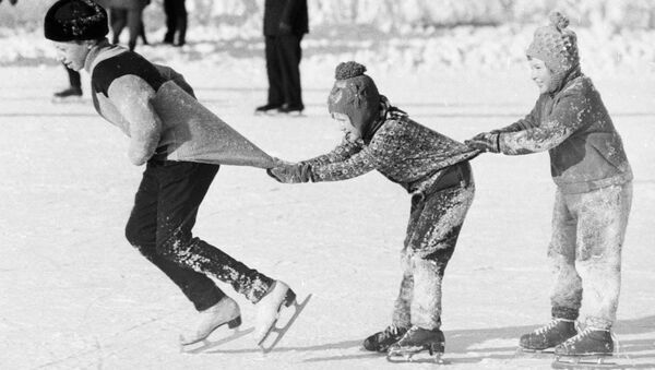 Ребята катаются на коньках паровозиком, 1976 год - Sputnik Литва