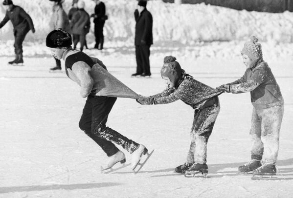Ребята катаются на коньках «паровозиком», 1976 год - Sputnik Lietuva