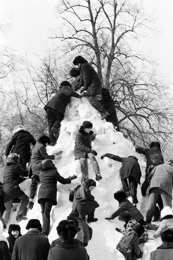 Детвора на снежной горке, 1979 год - Sputnik Lietuva