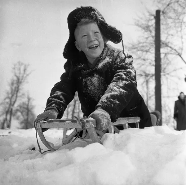 Мальчик катается на санках, 1960 год - Sputnik Lietuva