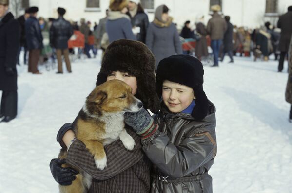Мальчики с щенком в Каргополе, 1987 год - Sputnik Lietuva