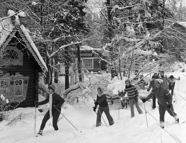 Дети на лыжной прогулке в зимнем оздоровительном лагере, 1979 год - Sputnik Lietuva