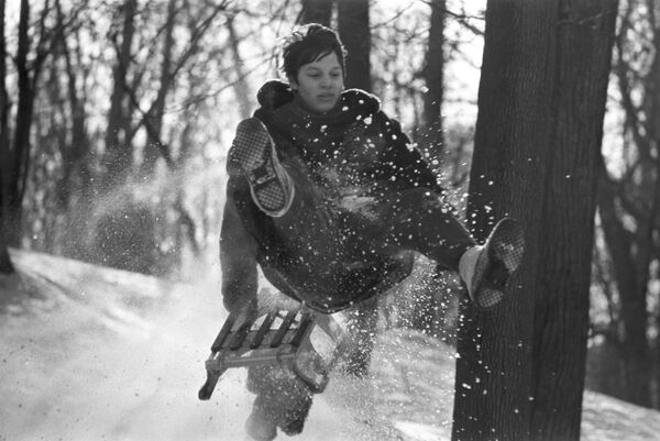 Мальчик катается на санках, 1976 год - Sputnik Lietuva