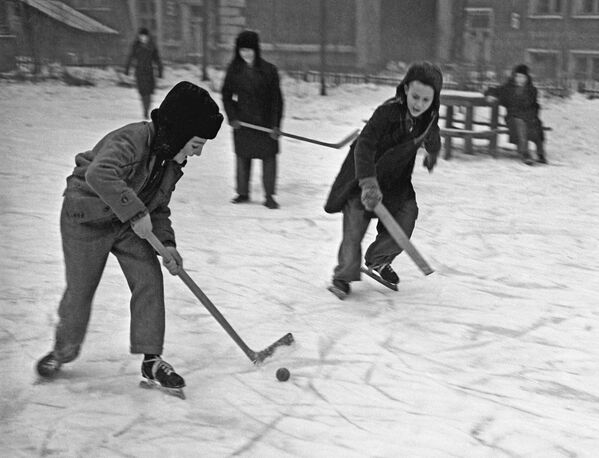 Дети играют в хоккей во дворе, 1959 год - Sputnik Lietuva
