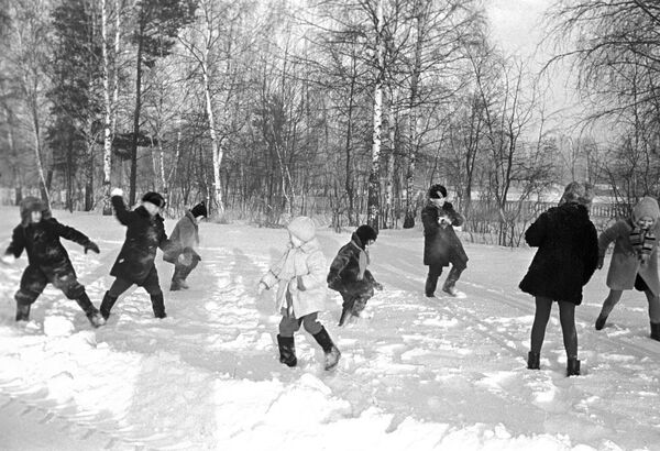 Дети, играющие в снежки, 1969 год - Sputnik Литва