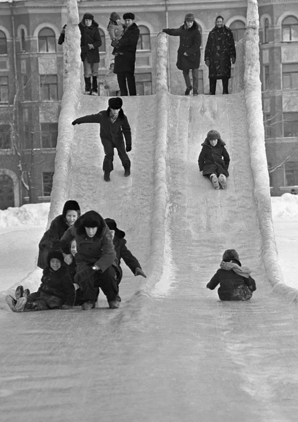Дети катаются на ледяной горке в городе Пермь, 1973 год - Sputnik Lietuva