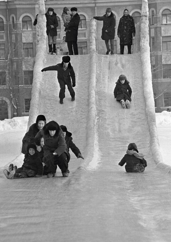 Дети катаются на ледяной горке в городе Пермь, 1973 год - Sputnik Lietuva