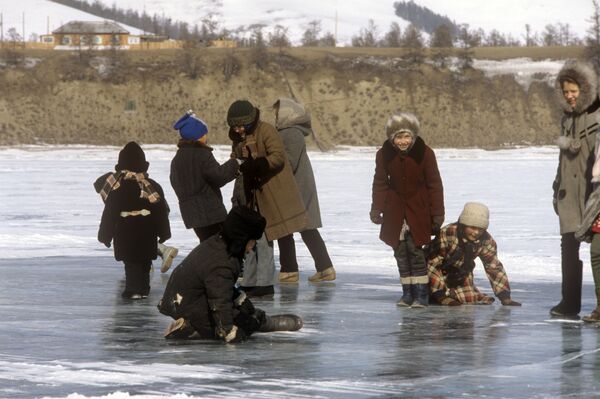 Дети поселка Байкальское играют на льду озера Байкал, 1988 год - Sputnik Литва