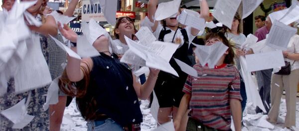 Дети играют с бумагами, выброшенными из окон офисных зданий в центре Буэнос-Айреса, Аргентина Дети играют с бумагами, выброшенными из окон офисных зданий в центре Буэнос-Айреса, Аргентина - Sputnik Lietuva