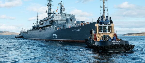 Буксировка учебного корабля Перекоп на главной базе Северного флота в Североморске, архивное фото // Sputnik / Павел Львов - Sputnik Литва