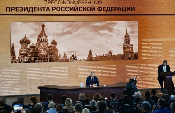 Большая пресс-конференция Владимира Путина. Видеотрансляция Большая пресс-конференция Владимира Путина. Видеотрансляция - Sputnik Литва