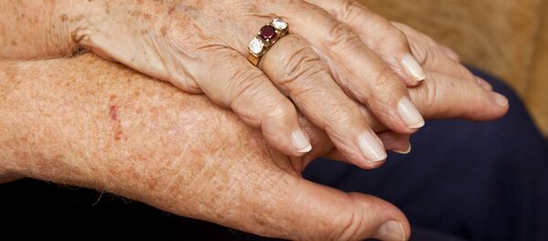 Руки пожилой пары, архивное фото - Sputnik Литва