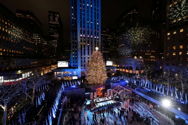 Новогодняя елка на площади перед Рокфеллеровским центром в Нью-Йорке - Sputnik Литва