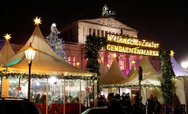 Рождественская ярмарка на площади Жандарменмаркт в Берлине - Sputnik Литва