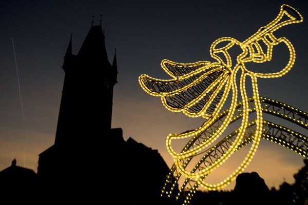 Рождественские украшения на Староместской площади в Праге - Sputnik Литва