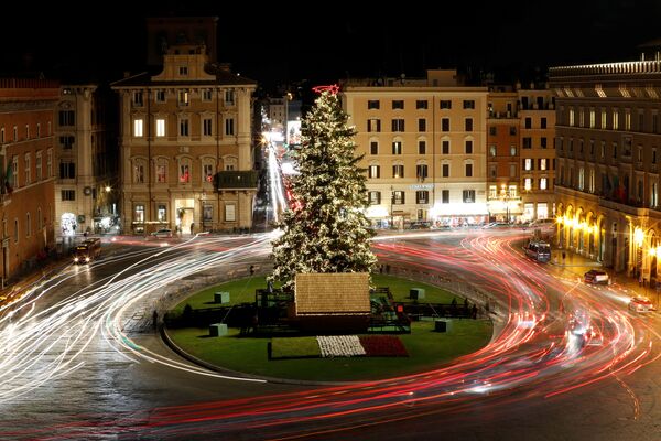 Новогодняя елка на площади Пьяцца Венеция в Риме - Sputnik Литва