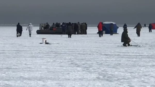 В Приморье сняли видео как 30 рыбаков подрались из-за катера - Sputnik Литва