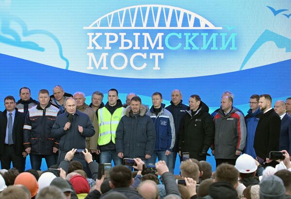Путин открыл движение по железнодорожной части Крымского моста Путин открыл движение по железнодорожной части Крымского моста - Sputnik Литва