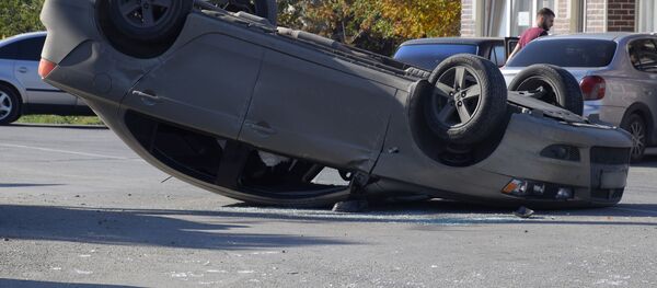 Перевернутый автомобиль на дороге, архивное фото - Sputnik Литва