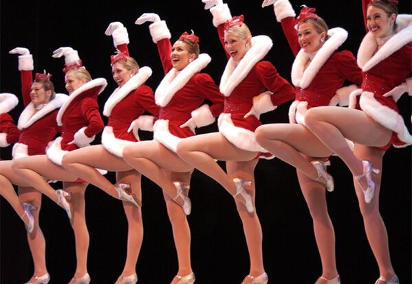 Нью-йоркский женский танцевальный коллектив The Rockettes во время выступления в Бостоне  - Sputnik Lietuva