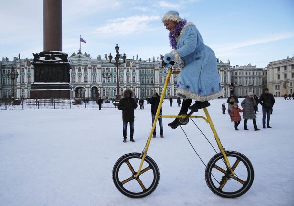 Девушка в костюме снегурочки во время празднования Старого Нового года в Санкт-Петербурге  - Sputnik Lietuva