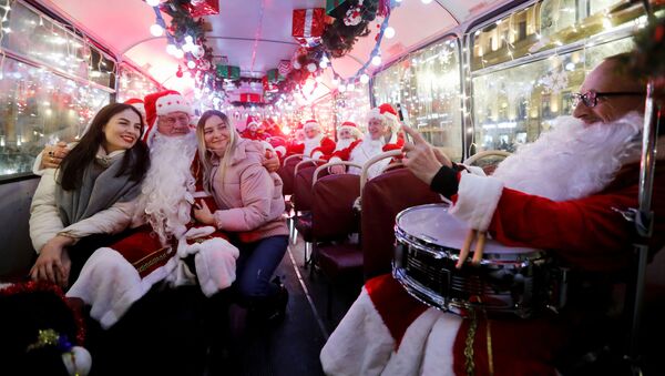 Музыканты в костюмах Санта-Клауса в автобусе в Санкт-Петербурге  - Sputnik Lietuva