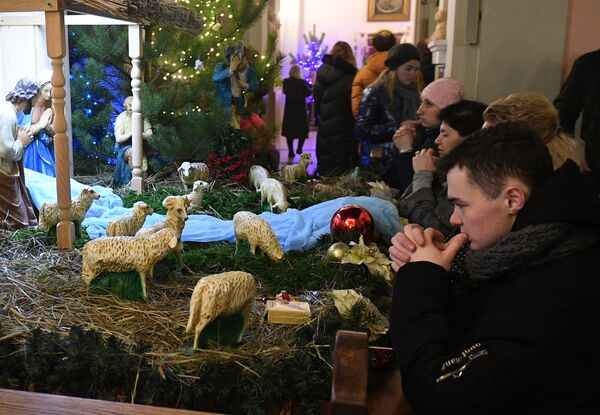 Верующие во время рождественской мессы в Белоруссии  - Sputnik Lietuva