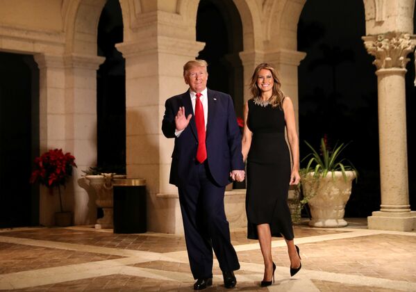 Президент США Дональд Трамп с женой Меланией на рождественской вечеринке во Флориде  - Sputnik Lietuva