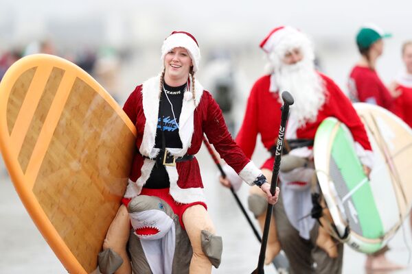 Участники ежегодного заплыва серферов в костюмах Санта-Клауса в США  - Sputnik Lietuva