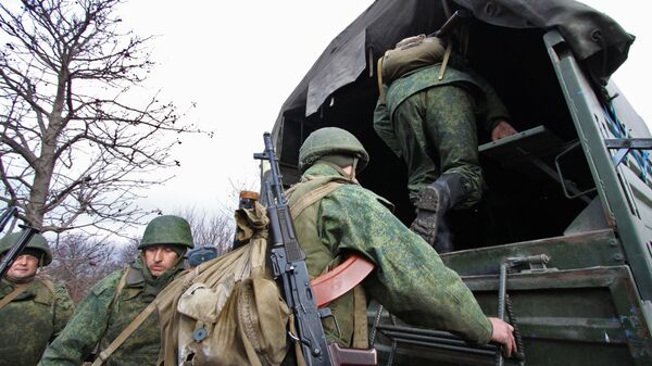Военнослужащие Народной милиции ДНР покидают свои позиции у села Петровского, архивное фото - Sputnik Lietuva