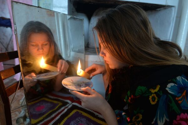 Девушка гадает на святки, архивное фото Девушка гадает на святки, архивное фото - Sputnik Литва