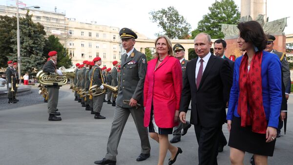 Rusijos prezidentas Vladimiras Putinas ir buvusi Austrijos užsienio reikalų ministrė Karin Kneisl - Sputnik Lietuva