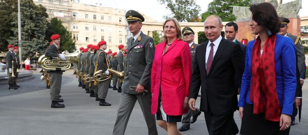 Rusijos prezidentas Vladimiras Putinas ir buvusi Austrijos užsienio reikalų ministrė Karin Kneisl Rusijos prezidentas Vladimiras Putinas ir buvusi Austrijos užsienio reikalų ministrė Karin Kneisl - Sputnik Lietuva