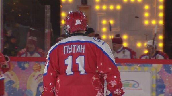 Путин сыграл в хоккей на Красной площади - Sputnik Литва