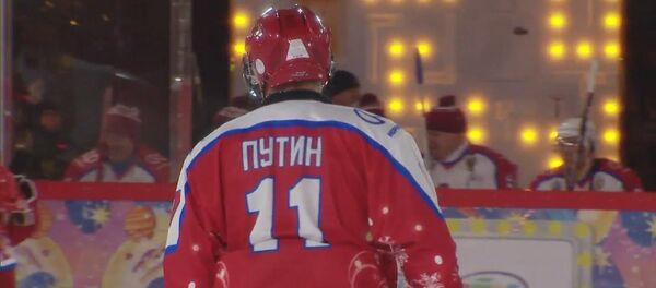 Путин сыграл в хоккей на Красной площади - Sputnik Литва