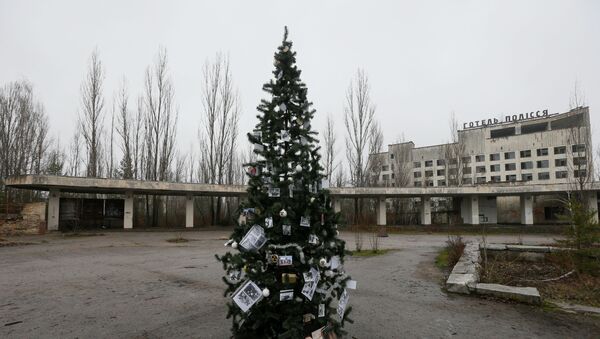 Новогодняя елка, установленная на главной площади Припяти впервые с 1985 года, 25 декабря 2019 года - Sputnik Lietuva