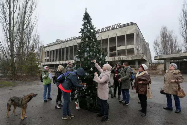 Pirmą kartą po Černobylio avarijos Pripetėje buvo pastatyta Kalėdų eglutė Pirmą kartą po Černobylio avarijos Pripetėje buvo pastatyta Kalėdų eglutė