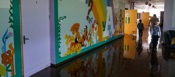 Школьный коридор латвийской школы, архивное фото - Sputnik Литва