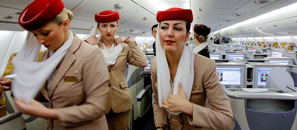 Bendrovės Emirates Airlines stiuardesės Bendrovės Emirates Airlines stiuardesės - Sputnik Lietuva
