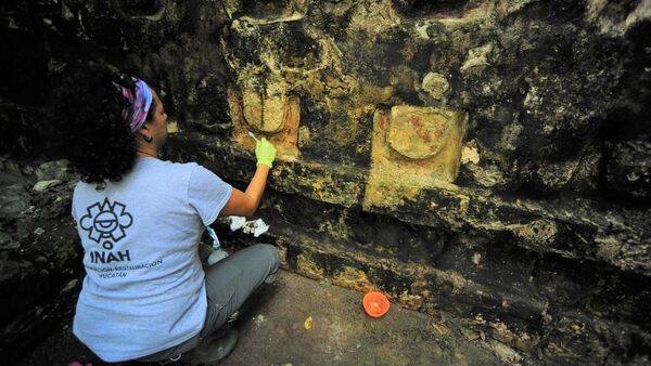 Археолог работает в храме цивилизации майя в археологическом районе Кулуба, штат Юкатан, Мексика - Sputnik Lietuva