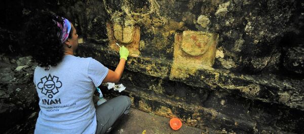 Археолог работает в храме цивилизации майя в археологическом районе Кулуба, штат Юкатан, Мексика Археолог работает в храме цивилизации майя в археологическом районе Кулуба, штат Юкатан, Мексика - Sputnik Lietuva